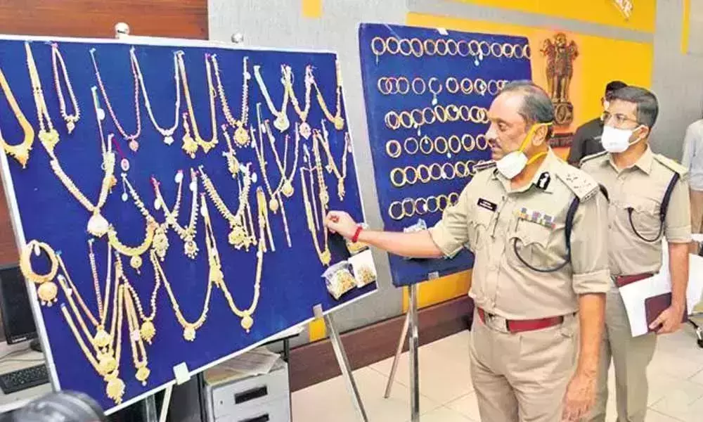 Thieves loot gold from jewellery shop: బెజవాడ పోలీస్.. శభాష్ Thieves loot gold from jewellery shop: బెజవాడ పోలీస్.. శభాష్