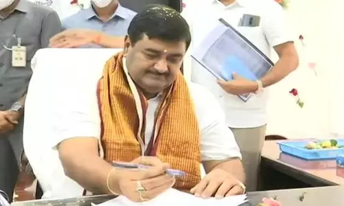 Dharmana Krishna Das Take Charges as Deputy CM: డిప్యూటీ సీఎంగా బాధ్యతలు చేపట్టిన ధర్మాన.. తొలి సంతకం ఆ ఫైల్ పైనే..