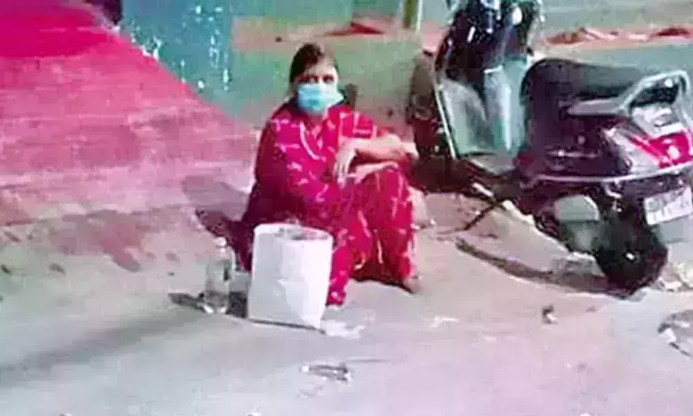 Son Refuses to Allow Mother into House: కరోనా నుంచి కోలుకున్న తల్లిని ఇంట్లోకి రానివ్వని కొడుకు