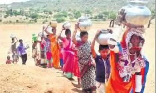 Adilabad Agency People Face Viral Fevers: ఆదిలాబాద్ ఏజెన్సీలో వణికిస్తున్న విషజ్వరాలు Adilabad Agency People Face Viral Fevers: ఆదిలాబాద్ ఏజెన్సీలో వణికిస్తున్న విషజ్వరాలు
