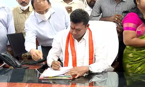Sidiri Appalaraju Taken Charge: బాధ్యతలు చేపట్టిన మంత్రి సీదిరి అప్పలరాజు.. తొలి సంతకం ఆ ఫైల్ పైనే..