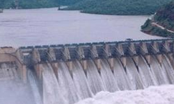 శ్రీశైలానికి కొనసాగుతున్న వరద ప్రవాహం శ్రీశైలానికి కొనసాగుతున్న వరద ప్రవాహం