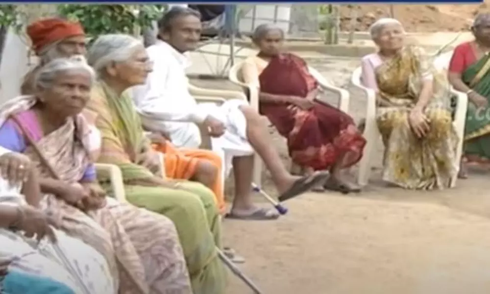 Old Age Homes: పండుటాకులకు శాపంగా మారిన కరోనా