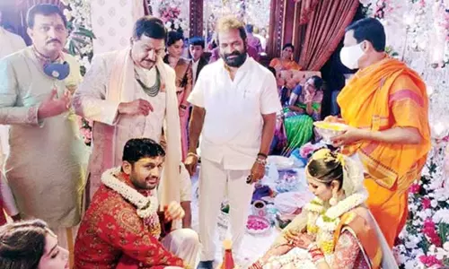 Nithin-Shalini Marriage: మూడు ముళ్ళ బంధంతో ఒక్కటైనా నితిన్ - షాలిని జంట!