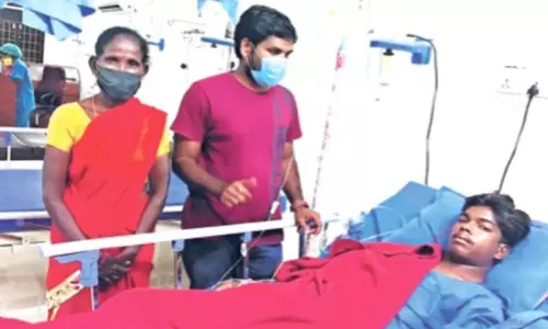 Youth Collecting Funds For Friend Treatment: ఆదర్శంగా నిలిచిన యువకులు