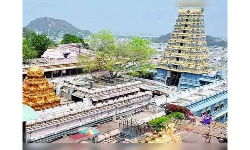 వరలక్ష్మి వ్రతం సందర్భంగా ఇంద్రకీలాద్రిపై ప్రత్యెక పూజలు వరలక్ష్మి వ్రతం సందర్భంగా ఇంద్రకీలాద్రిపై ప్రత్యెక పూజలు