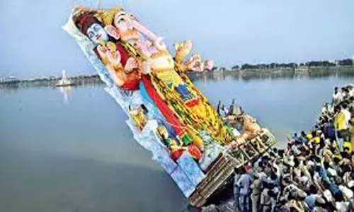 Vinayaka Chavithi 2020: మరింత జాగ్రత్తగా వినాయక ఉత్సవాలు.. సామూహిక నిమజ్జనానికి స్వస్తి చెప్పాల్సిందే Vinayaka Chavithi 2020: మరింత జాగ్రత్తగా వినాయక ఉత్సవాలు.. సామూహిక నిమజ్జనానికి స్వస్తి చెప్పాల్సిందే