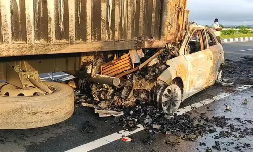 Road Accident in Kurnool: రోడ్డు ప్రమాదం.. ఎస్‌బీఐ ఉద్యోగి సజీవదహనం