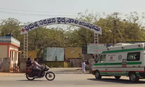 MLA Assures over the Deaths in the Hospital: ఆ ఆసుపత్రిలో వరుస మరణాలు.. రోగులకు దైర్యం నింపిన ఎమ్మెల్యే MLA Assures over the Deaths in the Hospital: ఆ ఆసుపత్రిలో వరుస మరణాలు.. రోగులకు దైర్యం నింపిన ఎమ్మెల్యే