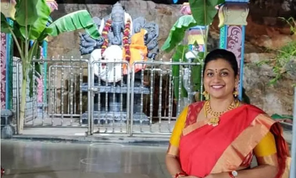 MLA Roja Visits Durga Temple : దుర్గమ్మ సన్నిధిలో ఎమ్మెల్యే రోజా ప్రత్యేక పూజలు!
