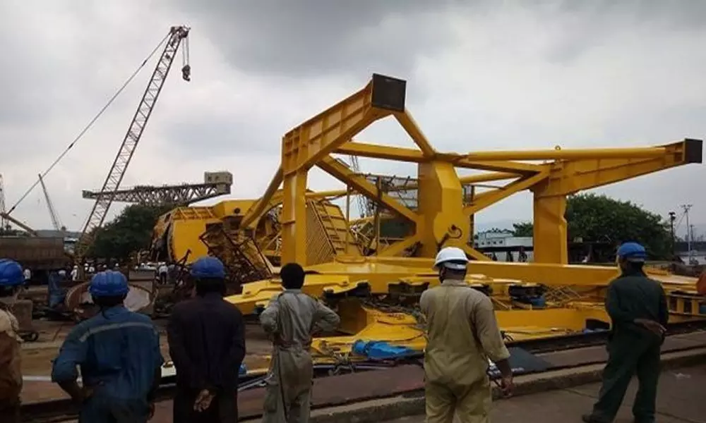 Accident At Visakhapatnam Shipyard  : విశాఖ షిప్ యార్డులో భారీ ప్రమాదం