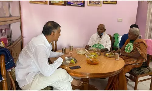 Minister Harish Rao with Vanajeevi Ramaiah : వనజీవి రామయ్యతో ముచ్చటించిన మంత్రి హరీశ్ రావు