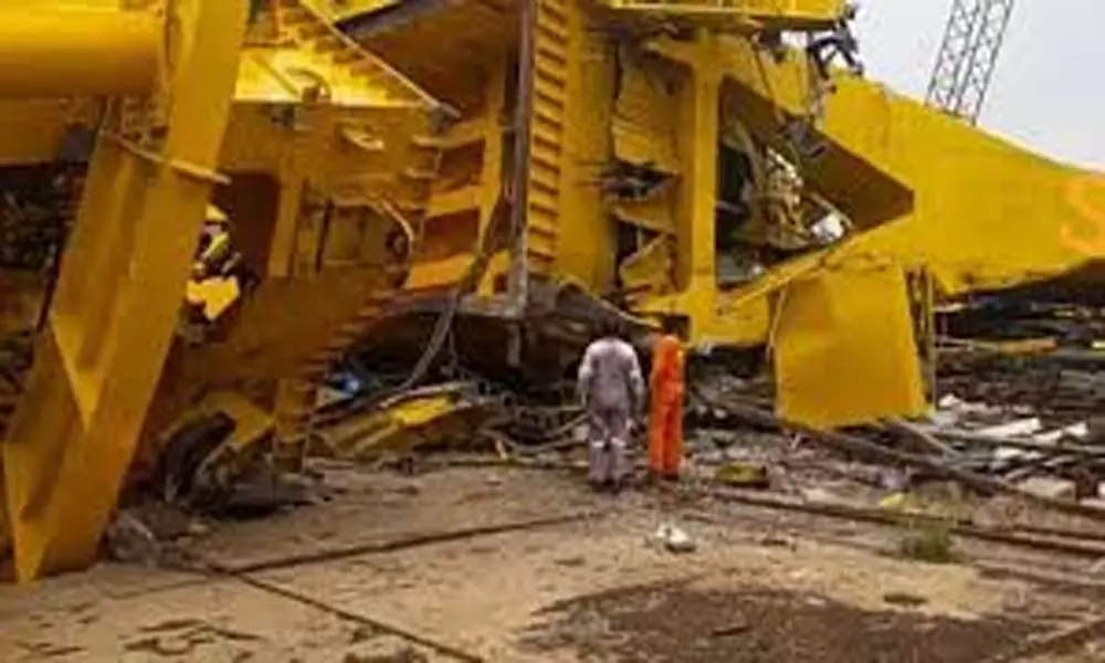 Crane Accident at Visakha Shipyard: షిప్ యార్డు ఘటనపై రెండు కమిటీలు.. పోలీస్ స్టేషన్లో కేసు నమోదు