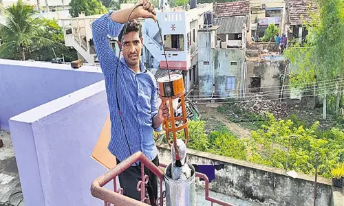 Machine that Rescues from Bore Wells:  బోరు బావుల నుంచి రక్షించే మర యంత్రం.. చిన్నారిని పట్టుకుని పైకి తెస్తుంది