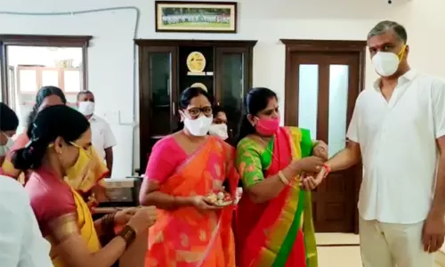 హరీష్‌రావుకు రాఖీ కట్టిన టీఆర్ఎస్ మహిళా నేతలు