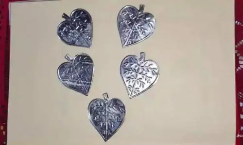 Silver Betel From Kasi: కాశీ నుంచి వెండి తమలపాకులు.. ముస్లిం లాయర్ కు తొలి ఆహ్వానం Silver Betel From Kasi: కాశీ నుంచి వెండి తమలపాకులు.. ముస్లిం లాయర్ కు తొలి ఆహ్వానం