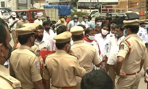 Cab and Auto Union Leaders Protest : ఆర్టీఏ కార్యాలయం ముట్టడికి యత్నం