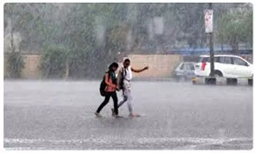 Weather Updates: బలపడిన అల్పపీడనం.. నాలుగు రోజుల తెలుగు రాష్ట్రాల్లో వర్షాలు Weather Updates: బలపడిన అల్పపీడనం.. నాలుగు రోజుల తెలుగు రాష్ట్రాల్లో వర్షాలు