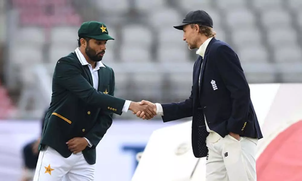 England vs Pakistan Test Series: కోవిడ్ నిబందనలను మర్చిపోయి ఏం చేసారో తెలుసా?