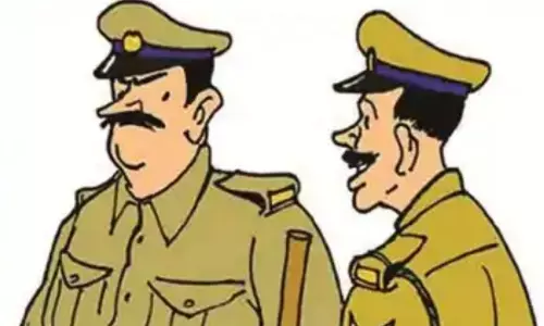 ఆంధ్రా పోలీసుల ఫిర్యాదు... తెలంగాణ కానిస్టేబుళ్ల సస్పెండ్ ఆంధ్రా పోలీసుల ఫిర్యాదు... తెలంగాణ కానిస్టేబుళ్ల సస్పెండ్