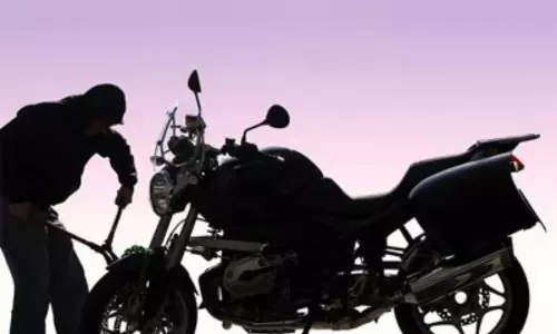 సినిమా తరహాలో దొంగతనాలు..పోలీసులకు చిక్కిన దొంగలు