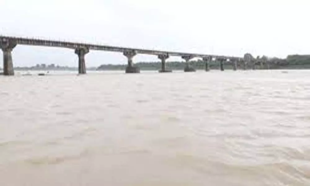 Flood Water to Godavari: గోదావరి పరుగులు.. ఎగువ ప్రాంతాల నుంచి వరద నీరు