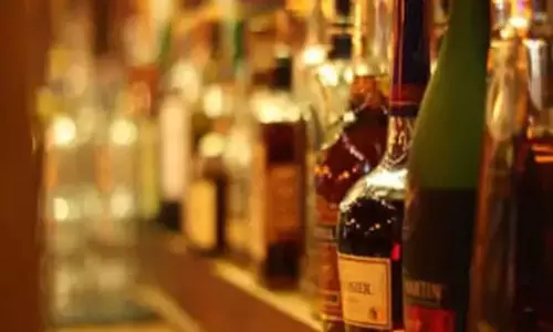 మద్యం మత్తులో ఒంటిపై పెట్రోల్ పోసుకొన్న యువకుడు