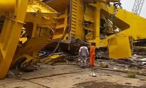 Visakha Shipyard Accident: విశాఖలో క్రేన్ ప్రమాదానికి కారణం అదే.. కమిటీ నివేదిక! Visakha Shipyard Accident: విశాఖలో క్రేన్ ప్రమాదానికి కారణం అదే.. కమిటీ నివేదిక!