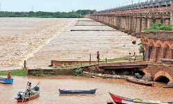 రాజమండ్రి వద్ద పరవళ్ళు తొక్కుతున్న వరద గోదావరి రాజమండ్రి వద్ద పరవళ్ళు తొక్కుతున్న వరద గోదావరి