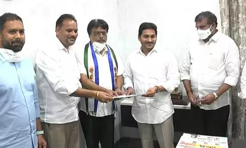 ఎమ్మెల్సీ అభ్యర్ధి పెన్మత్స సురేష్‌బాబుకు బీ ఫారమ్‌ అందజేసిన సీఎం జగన్‌