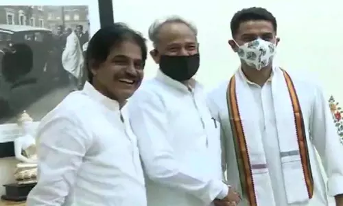 Rajasthan Political Crisis: సమసిన వివాదం.. అశోక్ గేహ్లోట్, సచిన్ ఫైలట్ కలయిక Rajasthan Political Crisis: సమసిన వివాదం.. అశోక్ గేహ్లోట్, సచిన్ ఫైలట్ కలయిక