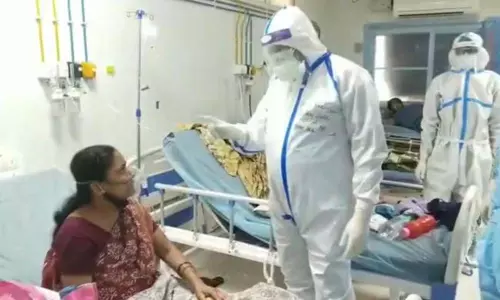 Chevireddy Bhaskar Reddy: కరోనా పేషెంట్లకు చెవిరెడ్డి పరామర్శ