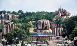 ఏడుపాయల వన దుర్గకు తమలపాకుల అలంకరణ ఏడుపాయల వన దుర్గకు తమలపాకుల అలంకరణ