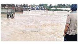 పరకాలలో రాకపోకలకు అంతరాయం పరకాలలో రాకపోకలకు అంతరాయం