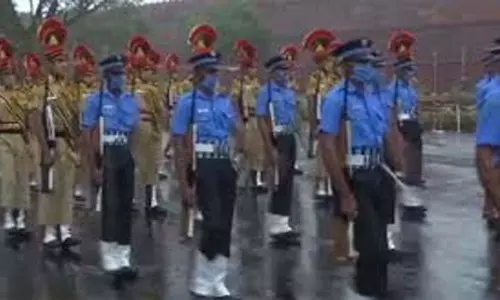 Independence Day 2020: స్వాతంత్ర్య వేడుకలకు తప్పని కరోనా బెడద.. మాస్క్ లతో విన్యాసాల శిక్షణ Independence Day 2020: స్వాతంత్ర్య వేడుకలకు తప్పని కరోనా బెడద.. మాస్క్ లతో విన్యాసాల శిక్షణ