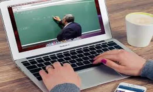Online Classes: బీటెక్ విద్యార్థులకు ఆన్ లైన్ క్లాసులు.. ఆగష్టు 17 నుంచి ప్రారంభం