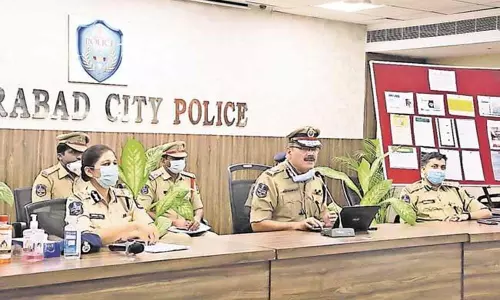 ఆన్ లైన్ గేములతో నిండా మునుగుతున్న యువత.. కారణమైన వారిని అరెస్టు చేసిన పోలీసులు