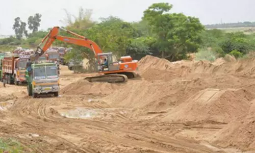 Sand Shortage: విశాఖలో ఇసుక దొరకక భవన కార్మికుల అగచాట్లు