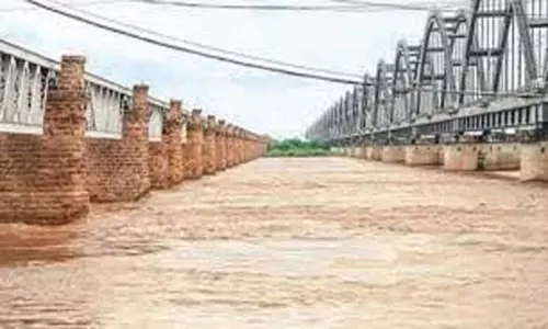 Godavari River: గోదావరికి వరద పోటు.. 35 గ్రామాలకు నిలిచిన రాకపోకలు