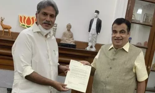 MP Kesineni Meets Nitin Ghadkari: కేంద్రమంత్రి నితిన్ గడ్కరీని కలిసిన టీడీపీ ఎంపీ కేశినేని నాని.. MP Kesineni Meets Nitin Ghadkari: కేంద్రమంత్రి నితిన్ గడ్కరీని కలిసిన టీడీపీ ఎంపీ కేశినేని నాని..