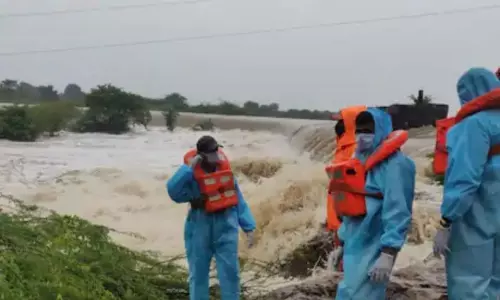 Lorry Driver Missing and Died: బస్వాపూర్ వాగులో గల్లంతైన లారీ డ్రైవర్ మృతి.. అధికారుల విఫలయత్నం Lorry Driver Missing and Died: బస్వాపూర్ వాగులో గల్లంతైన లారీ డ్రైవర్ మృతి.. అధికారుల విఫలయత్నం