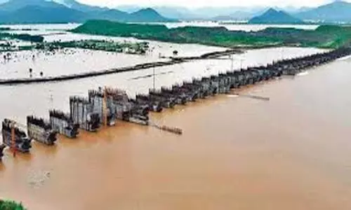 Godavari River: గోదావరికి వరద పోటు.. ముంపులో ఐదు మండలాలు Godavari River: గోదావరికి వరద పోటు.. ముంపులో ఐదు మండలాలు