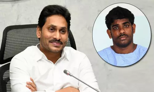 Cm Jagan Help To Pawan Kalyan Fan : పవన్‌ అభిమానికి సీఎం జగన్‌ సాయం!