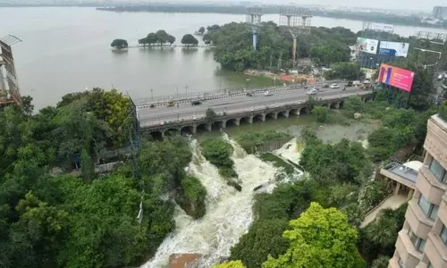 నిండు కుండలా హుస్సేన్ సాగర్ నిండు కుండలా హుస్సేన్ సాగర్