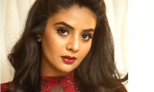 Sreemukhi Stunning Photos: యాంకర్‌ శ్రీముఖి కొత్త కొత్తగా ఎలా మెరిసిపోతోందో!