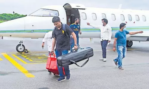 Organ Air Lifted: 560 కిలోమీటర్లు... 80 నిమిషాలు.. ఊపిరితిత్తులను తరలించిన ఆస్పత్రి వర్గాలు Organ Air Lifted: 560 కిలోమీటర్లు... 80 నిమిషాలు.. ఊపిరితిత్తులను తరలించిన ఆస్పత్రి వర్గాలు