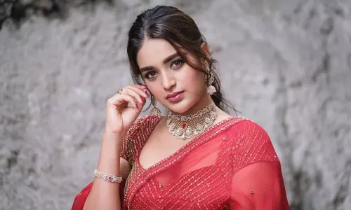 Nidhhi Agerwal Birthday : బర్త్ డే కేక్ కటింగ్ మిస్ అవుతున్న హ్యాపెనింగ్ బ్యూటీ నిధి అగర్వాల్ Nidhhi Agerwal Birthday : బర్త్ డే కేక్ కటింగ్ మిస్ అవుతున్న హ్యాపెనింగ్ బ్యూటీ నిధి అగర్వాల్