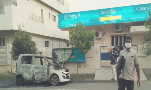 విజయవాడలో దారుణం.. కారులో ముగ్గురు వ్యక్తులు ఉండగానే..