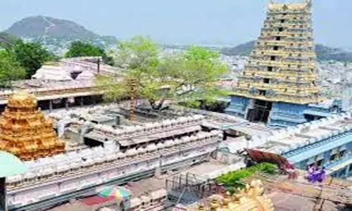 Coronavirus Effect: దుర్గ ఆలయంలో కరోనా ఆందోళన.. సిబ్బందికి పెరుగుతున్న కేసులు Coronavirus Effect: దుర్గ ఆలయంలో కరోనా ఆందోళన.. సిబ్బందికి పెరుగుతున్న కేసులు