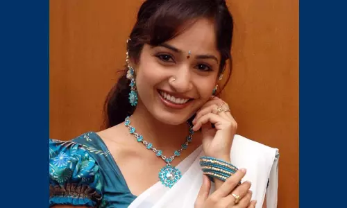 Actress Madhavi Latha: సినీ నటి మాధవీలతపై కేసు నమోదు..